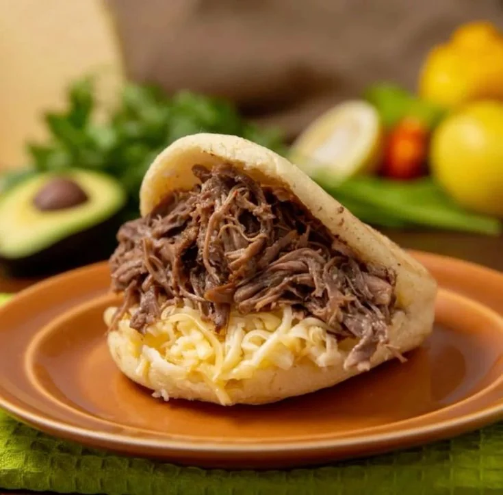 Arepa recheada com carne desfiada e queijo